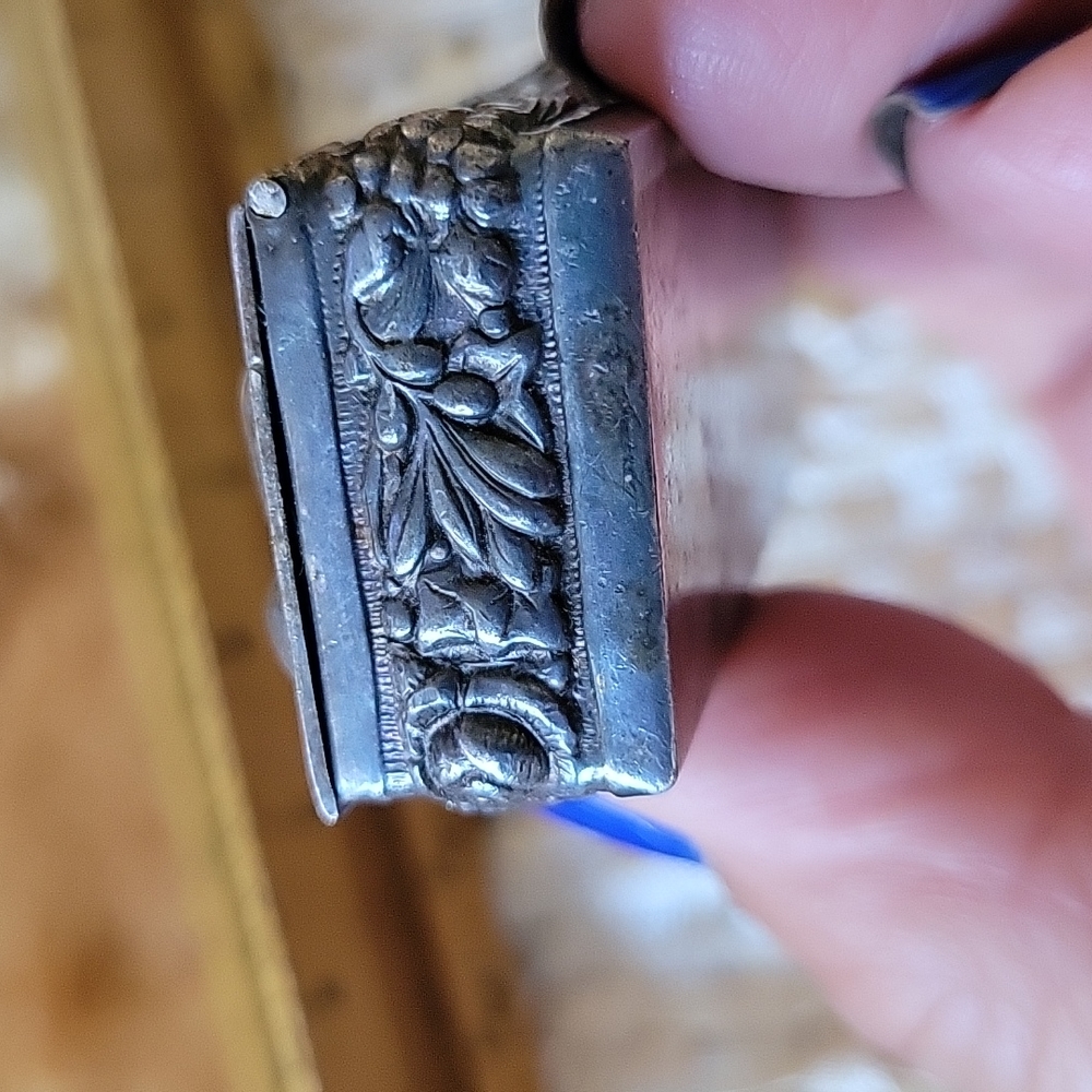 Silver 2 sided pillbox - Picture 12 of 13